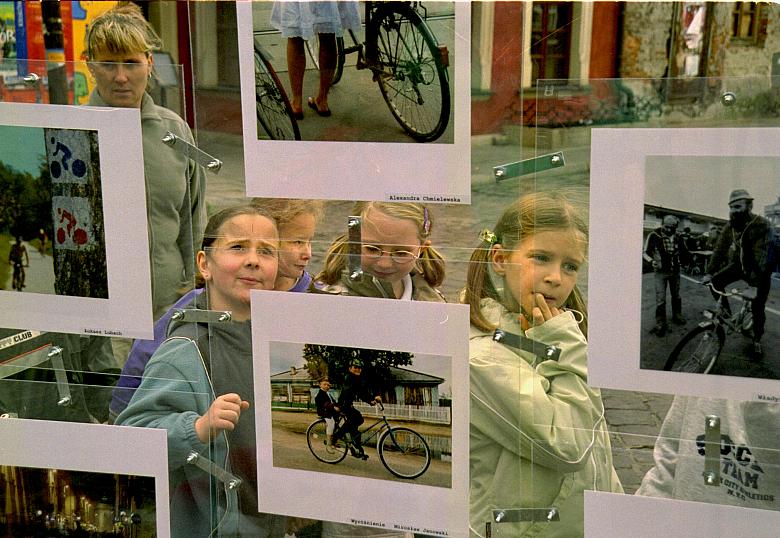 ...a na ich wielkich kołach urządzono powierzchnię wystawową, na której umieszczono zdjęcia nadesłane na konkurs fotograficzny 