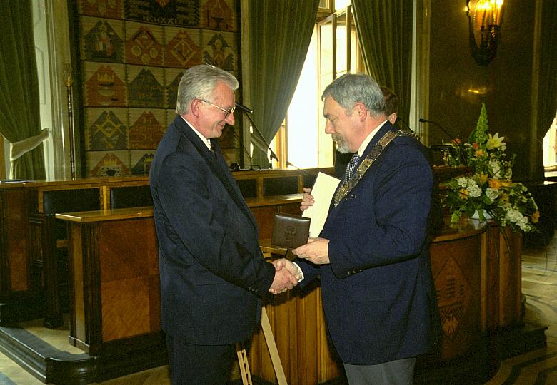 Józef Skotnicki, dyrektor Miejskiego Parku i Ogrodu Zoologicznego w Krakowie odbiera brązowy medal Cracoviae Merenti .