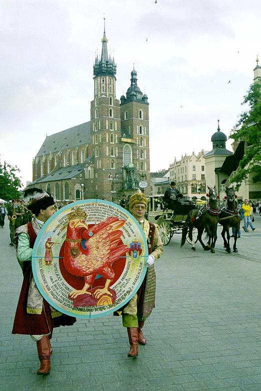 Przemarsz Bractw Kurkowych z Bazyliki Mariackiej na Rynek Główny.