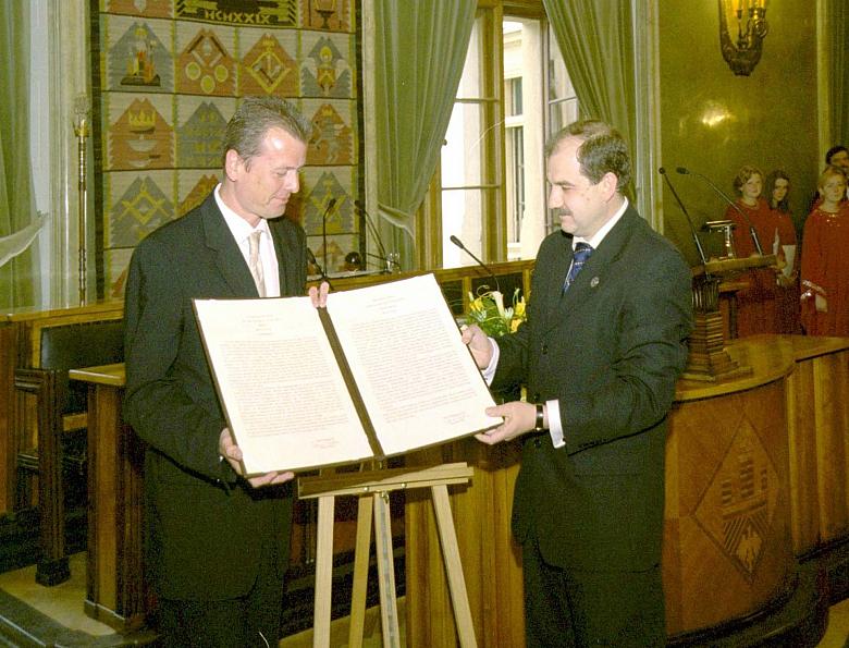 Wręczenie przez Przewodniczącago Rady Miasta Krakowa rezolucji z okazji 25-lecia partnerstwa Krakowa i Norymbergii.