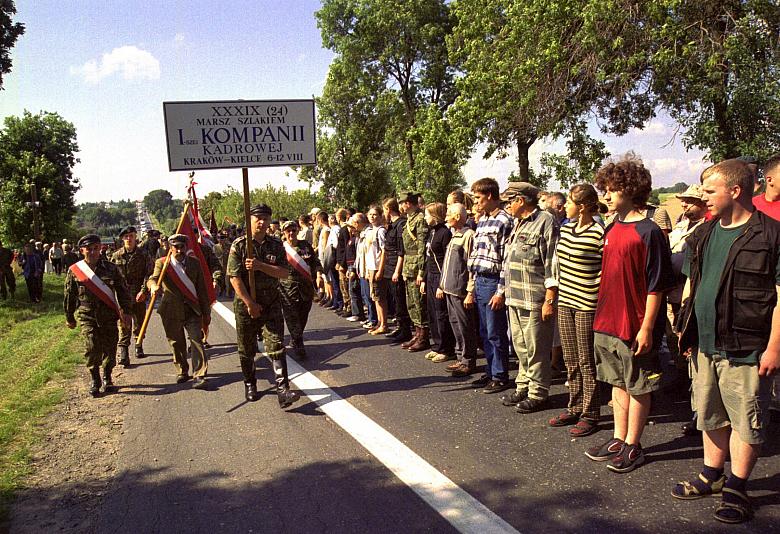 W Marszu udział wzięło ponad 400 uczestników - uczniowie szkół noszących imię Józefa Piłsudskiego i  żołnierze Wojska Polskiego.