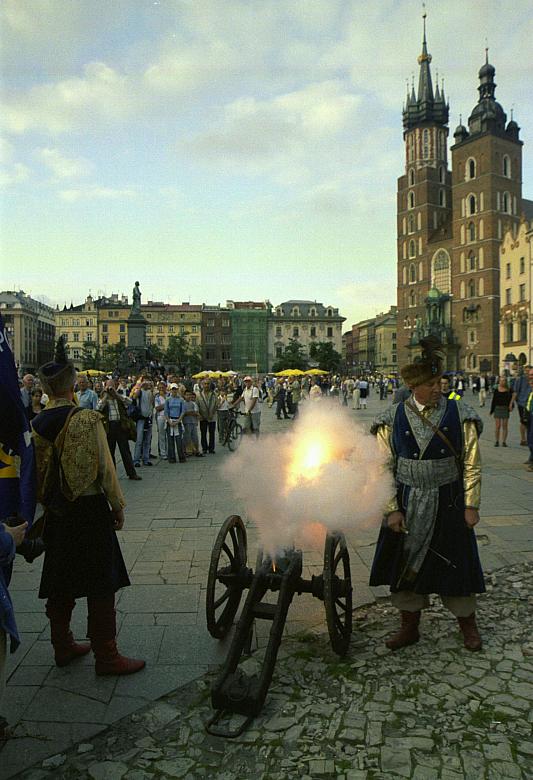 Salwą z armaty Bracia Kurkowi dali sygnał do rozpoczęcia uroczystości 90. rocznicy Marszu Szlakiem I Kompanii Kadrowej.