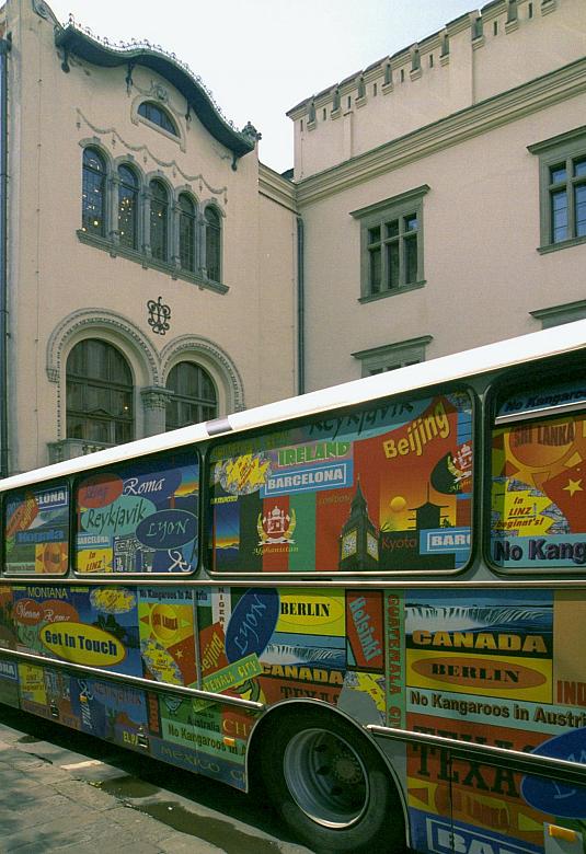 Przed krakowski magistrat zajechał autobus...  