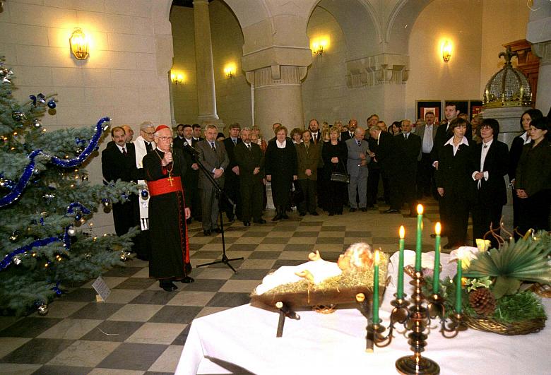 Księża Kardynałowie Franciszek Macharski i Stanisław Nagy pobłogosławili zebranych i poświęcili opłatki.