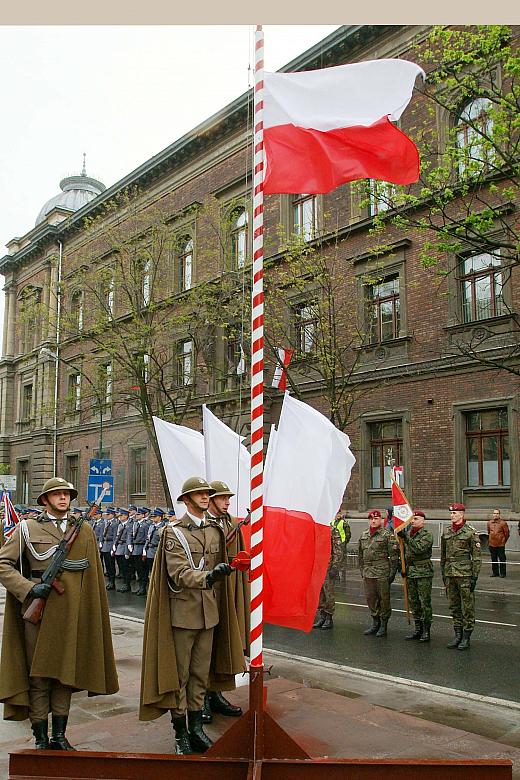 Wciągnięcie flagi państwowej na maszt.