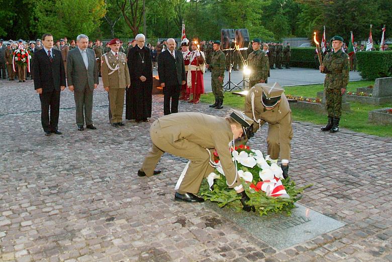 Na płycie przy pomniku Armii Kraków Prezydent Miasta Krakowa oraz przedstawiciele władz wojewódzkich, duchowieństwa i Wojska Pol