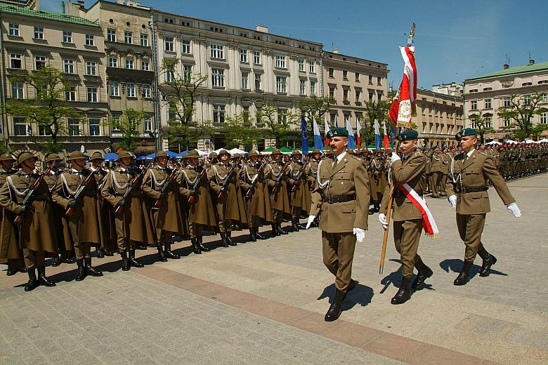 Prezentacja sztandaru przez poczet przed kompanią honorową i pododdziałami Wojska Polskiego.