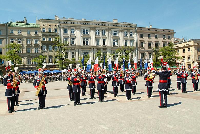 Musztra paradna w wykonaniu Orkiestry Garnizonu Kraków. 