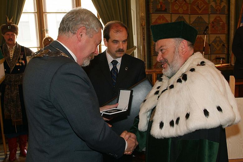 Srebrny Medal "Cracoviae Merenti" dla Akademii Górniczo-Hutniczej z rąk Pana Prezydenta oraz Przewodniczącego Rady Mia