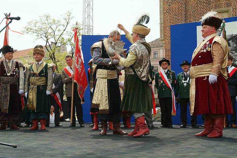 Ustępujący Król Kurkowy oddał kura - symbol królewski - nowo mianowanemu Królowi. 