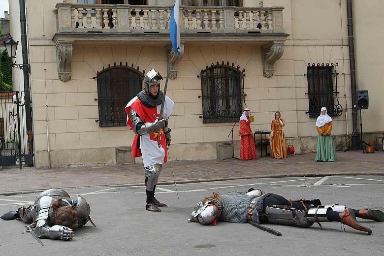 Scenki historyczne przed Magistratem wykonało "Bractwo Orlich Gniazd".