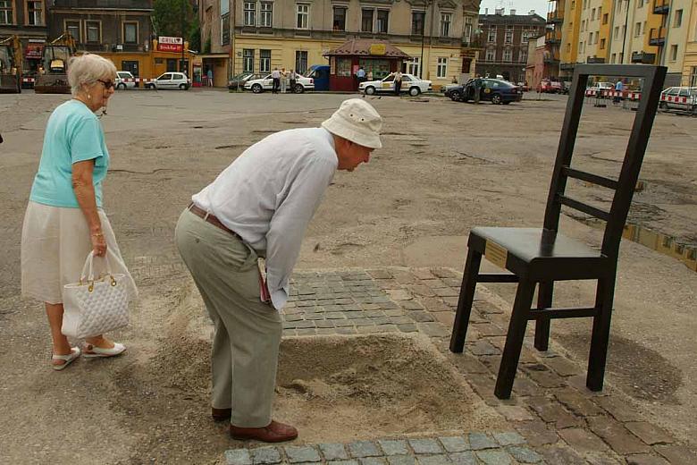 Pierwsze krzesło, element zaplanowanej ekspozycji, ustawione zostało przez Prezydenta Miasta Krakowa jako znak oficjalnego rozpo