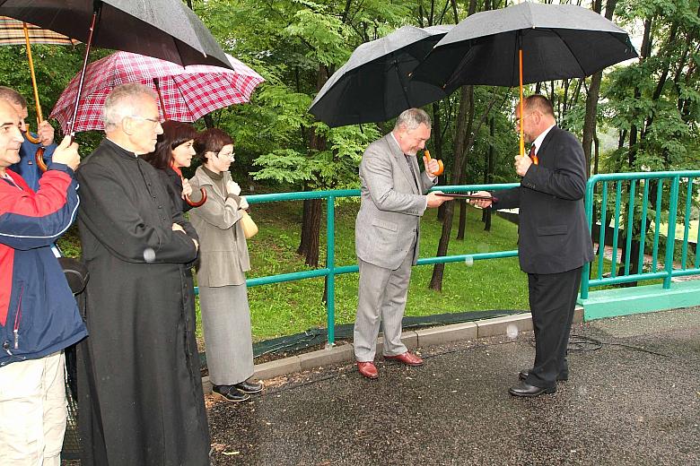 Dyrektor Zarządu Dróg i Komunikacji w Krakowie Jan Tajster przekazał Prezydentowi Miasta Krakowa Jackowi Majchrowskiemu dokument