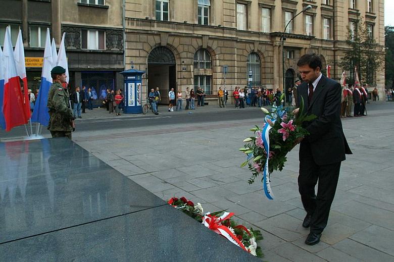 W imieniu władz miasta wieniec złożył Sekretarz Miasta Paweł Stańczyk.