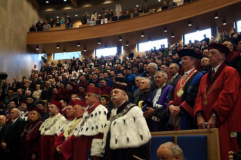 Zaproszeni na uroczystość studenci oraz pracownicy Uniwersytetu spotkali się, po raz pierwszy, w nowo wybudowanym i oddanym do u