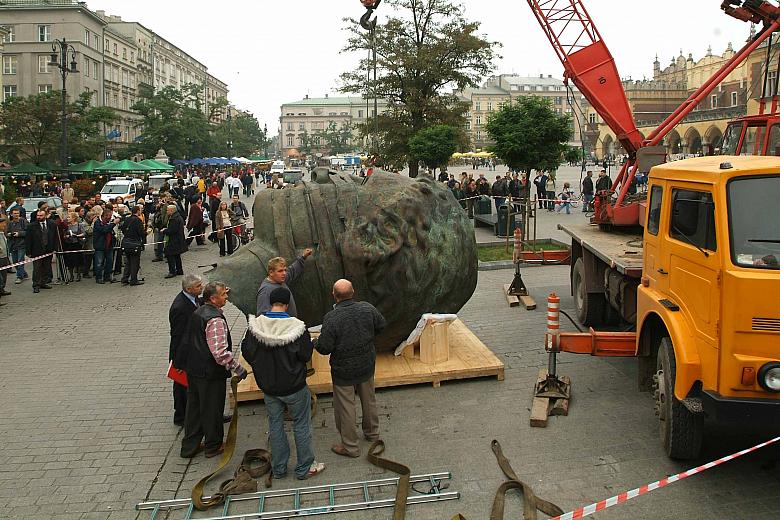 Podczas rozładunku na Rynku Głównym zgromadziło się wielu krakowian oraz zwiedzających miasto turystów.