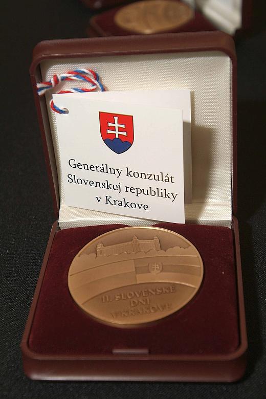 Okolicznościowy medal przyznany Prezydentowi Miasta Krakowa Jackowi Majchrowskiemu przez Generalny Konsulat Republiki Słowackiej