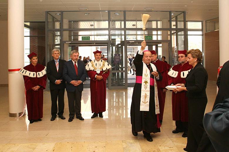 Ksiądz kardynał poświęcił obiekt. 