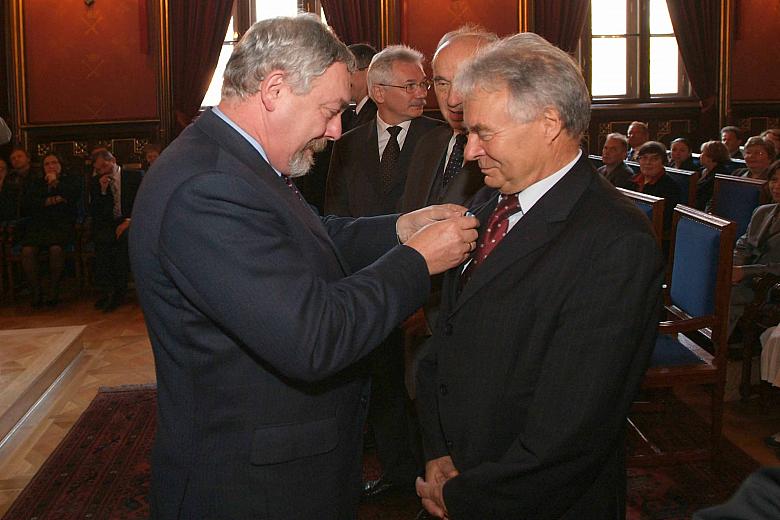 Odznaka "Honoris gratia" dla prof. dr. hab. Stanisława Waltosia. 