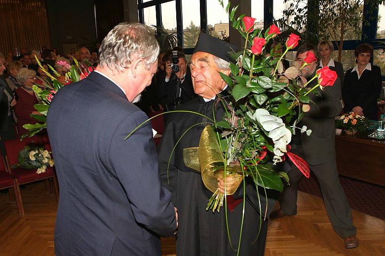 Gratulacje prof. dr hab. Markowi Waldenbergowi złożył, jego dawny student, Jacek Majchrowski, Prezydent Miasta Krakowa.