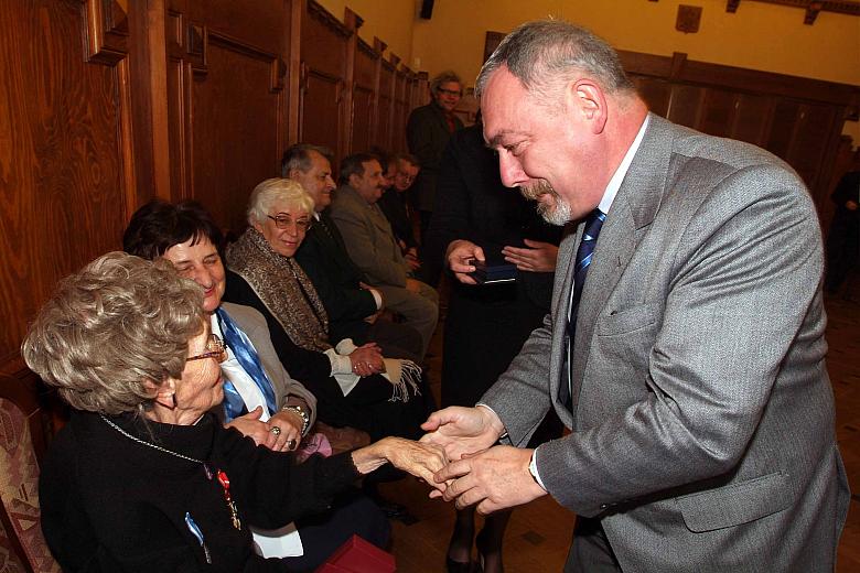 Prezydent Miasta Krakowa Jacek Majchrowski spotkał się z pracownikami teatru. 
Na zdjęciu: Prezydent wita się z Panią Zofią Jar