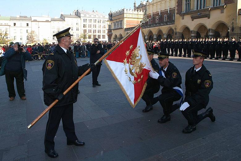 Przekazanie sztandaru pocztowi przez Komendanta Straży Miejskiej Michała Zamulińskiego.