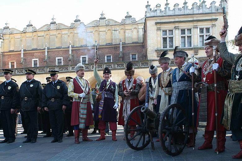 Bractwo Kurkowe, wystrzałem armatnim, oznajmiło początek uroczystości.