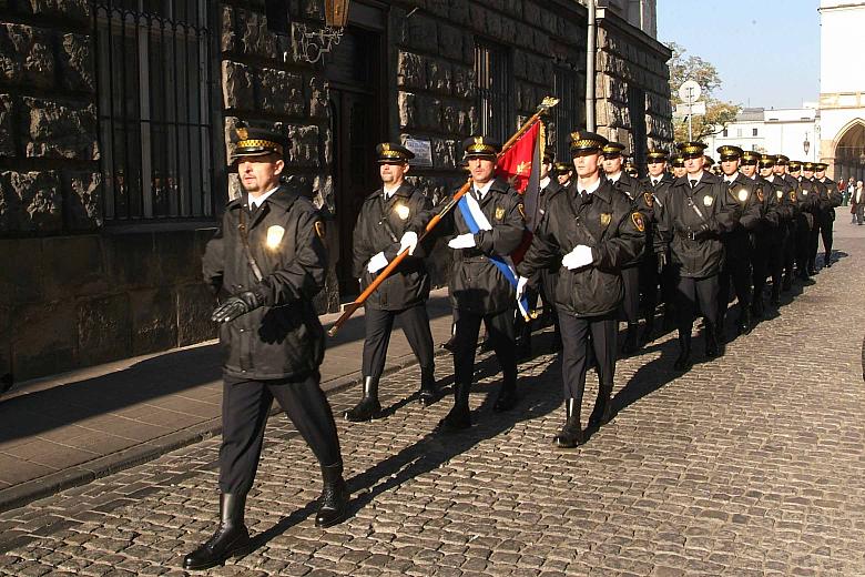 Przemarsz Straży Miejskiej do krakowskiego magistratu.