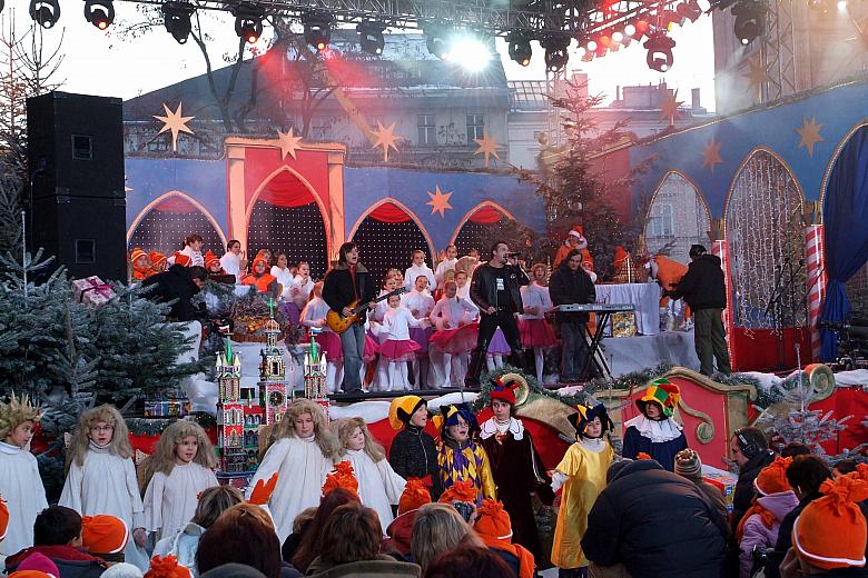 Swój występ na krakowskim Rynku zapowiedzieli m.in. Bajm, Krzysztof Krawczyk, Szymon Wydra i Carpe Diem, Majka Jeżowska, Ryszard