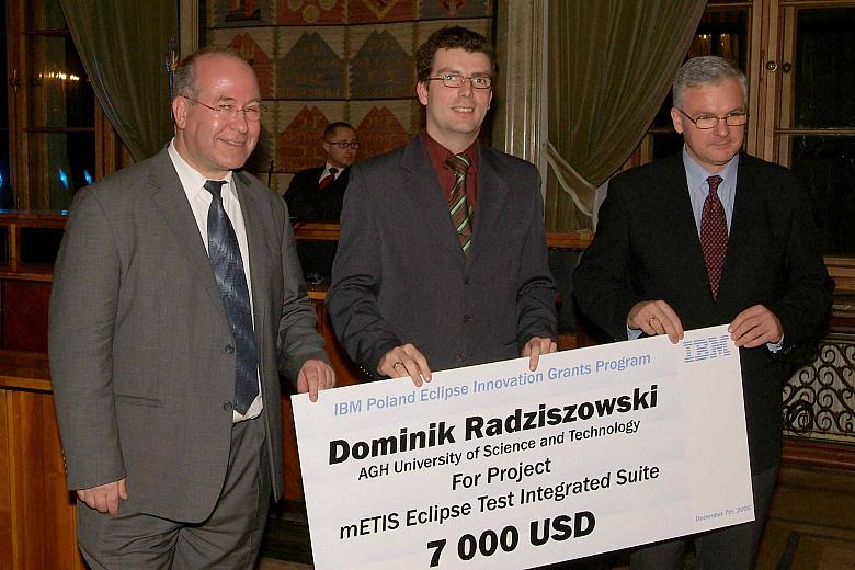 Dominki Radziszowski (w środku) z czekiem.