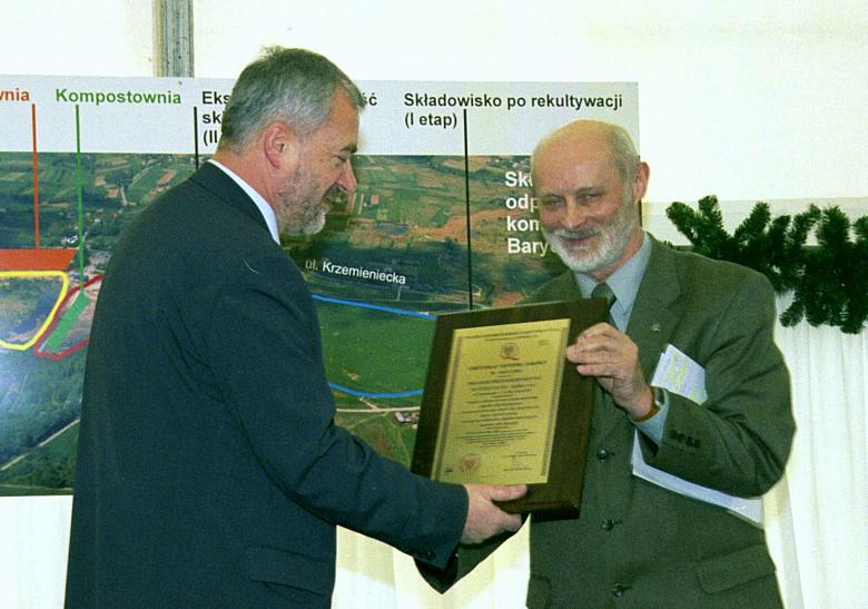 Tadeusz Mazurkiewicz, audytor Polskiego Centrum Badań i Certyfikacji wręczył Henrykowi Kultysowi, Prezesowi MPO Certyfikat Zarzą