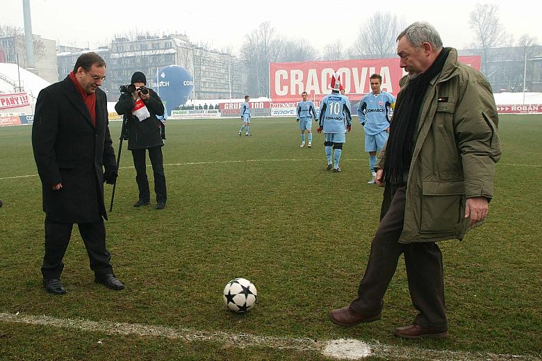 Pierwsze podanie w meczu należało do Prezydenta Miasta Krakowa oraz Marszałka Województwa Małopolskiego.