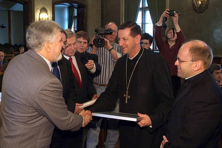 Wręczenie okolicznościowych dyplomów laureatom konkursu. 
Wyróżnienie dla Caritas Archidiecezji Krakowskiej za całokształt dzia