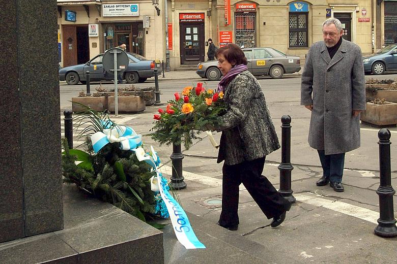 Na uroczystość tradycyjnie przybyli uczniowie Szkoły Podstawowej nr 11 
im. Józefa Dietla. W ich imieniu kwiaty złożyła Barbara