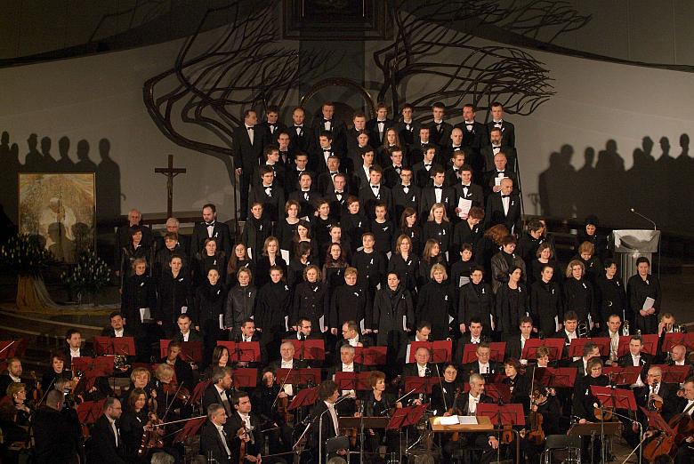 Chór i Orkiestra Filharmonii Krakowskiej oraz Chór Akademii Muzycznej pod przewodnictwem  Stanisława Krawczyńskiego. 