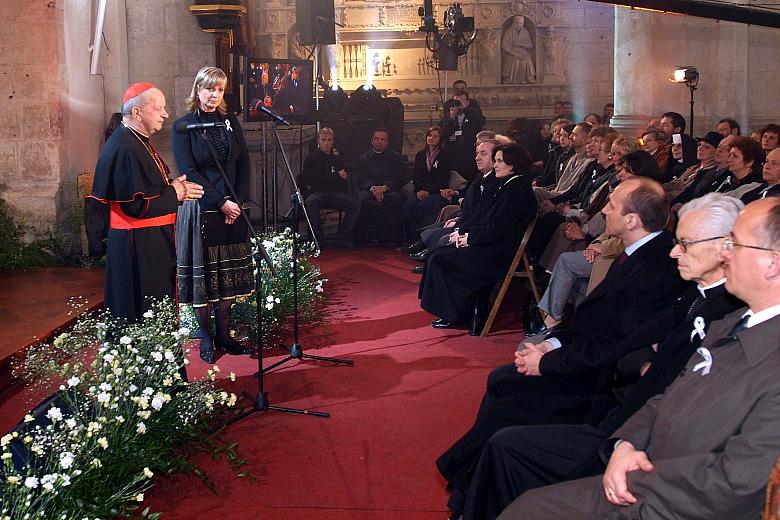 Ksiądz Stanisław Kardynał Dziwisz, Metropolita Krakowski powitał zaproszonych gości.