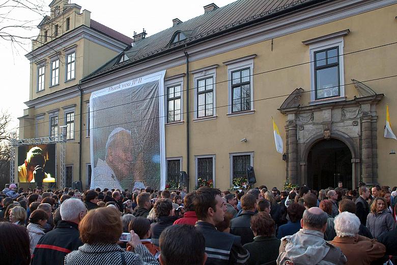 Ulica Franciszkańska 3 w Krakowie w pierwszą rocznicę śmierci Jana Pawła II.