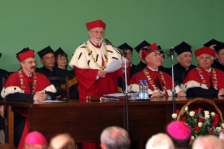 Zaproszonych gości powitał prof. Henryk W. Żaliński, Rektor Akademii Pedagogicznej.