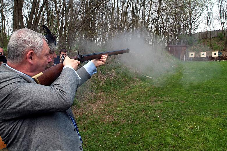 Swoje umiejętności w strzelaniu do tarczy zaprezentował Jacek Majchrowski, Prezydent Miasta Krakowa.