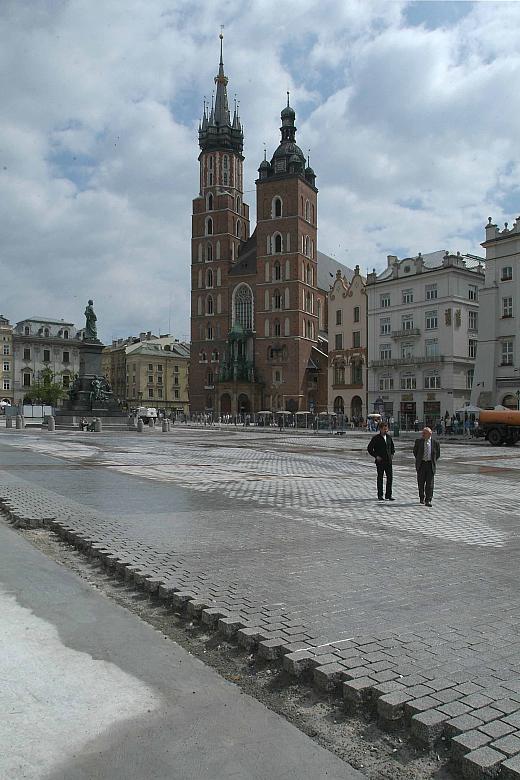 Remont płyty Rynku Głównego przebiegł zgodnie z założonym harmonogramem prac.