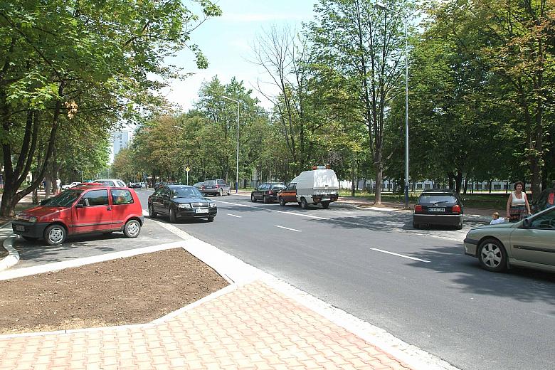 Przebudowane miejsca parkingowe dla samochodów.