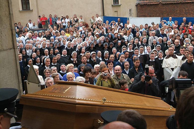 Po mszy trumna opuszcza katedrę.