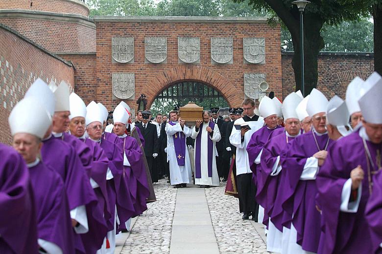 Kondukt schodzi z Wawelskiego Wzgórza przez zbudowaną w roku 1921 Bramę Herbową.