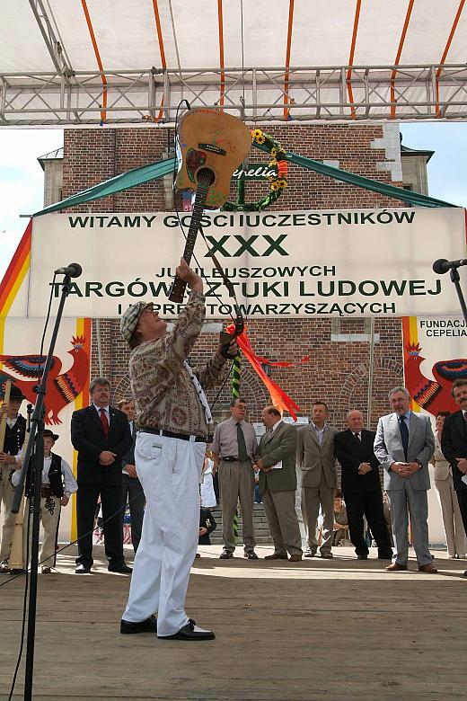 Po godzinie 12.00, gdy przebrzmiał już hejnał z Wieży Mariackiej, Aleksander Kobyliński, bard Krakowa, zmusił swoją gitarę do wy