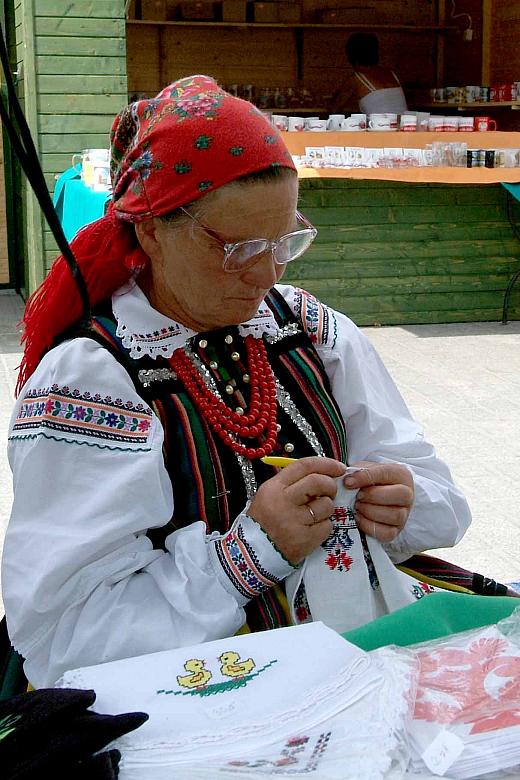 Na krakowskim Rynku można się już po raz trzydziesty przekonać naocznie, iż autentyczna sztuka ludowa jest ciagle żywa.