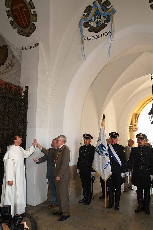 Nowy herb odsłonili wspólnie: Jacek Majchrowski, Prezydent Miasta Krakowa, Tadeusz Wrona, Prezydent Częstochowy oraz przeor ojci