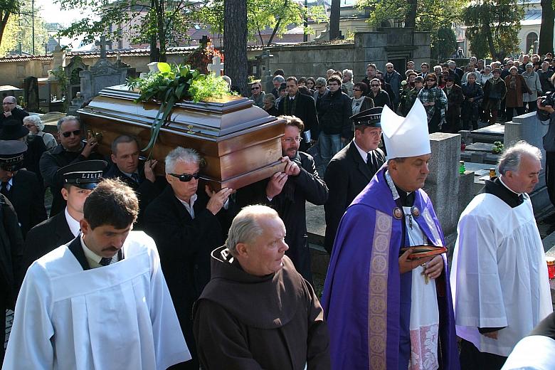 ...Że, ważne są tylko te dni, których jeszcze nie znamy, 
Ważnych jest kilka tych chwil, tych, na które czekamy...
Pewien znan