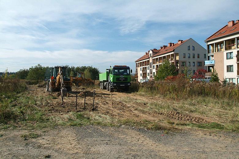 Budowa będzie obejmować 320 mb nowej drogi wraz z infrastrukturą tj. kanalizacją deszczową, oświetleniem oraz ekranami akustyczn