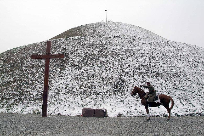 Kopiec Marszałka Józefa Piłsudskiego z krzyżem upamiętniającym bohaterów walk o niepodległość Ojczyzny.