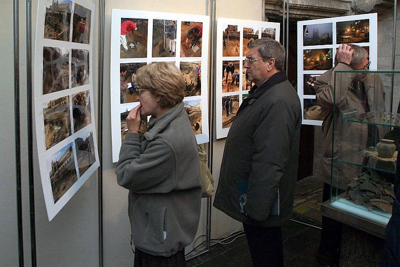 Ekspozycję uzupełniają zdjęcia reliktów, reportaż fotograficzny dokumentujący etapy prac terenowych, prezentacje multimedialne o